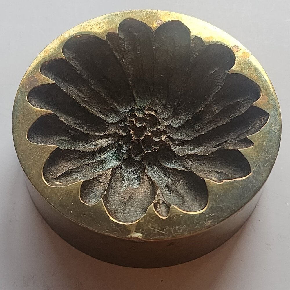 MONIQUE GERBER BRONZE /BRASS FLOWER ASHTRAY PAPER WEIGHT
